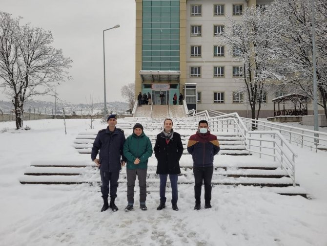 Karda mahsur kalan yolcular Altınova’da misafir edildi