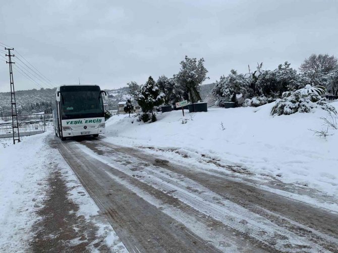 Karda mahsur kalan yolcular Altınova’da misafir edildi