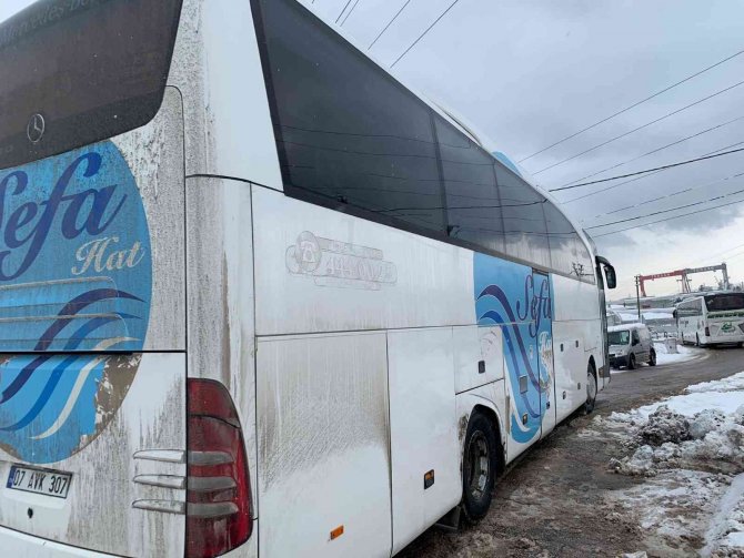 Karda mahsur kalan yolcular Altınova’da misafir edildi