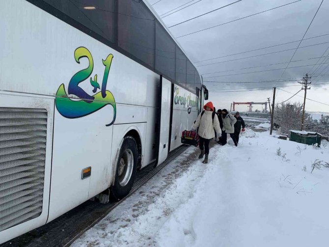 Karda mahsur kalan yolcular Altınova’da misafir edildi