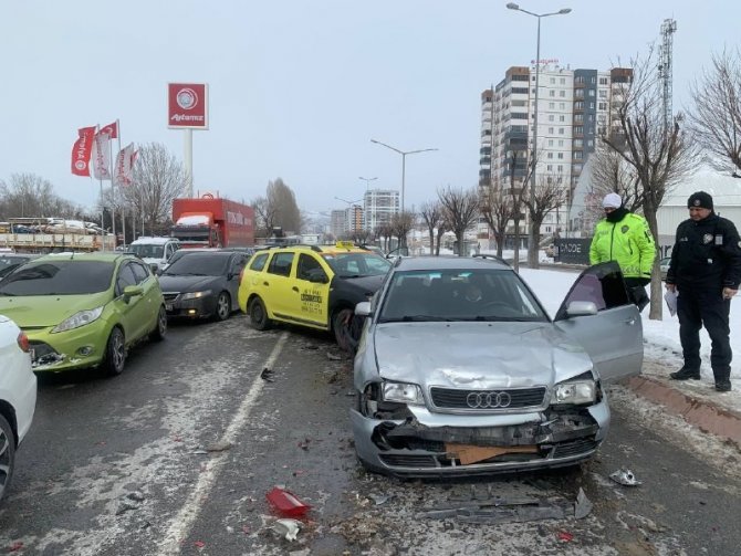 Kayseri’de zincirleme kaza: 2 yaralı