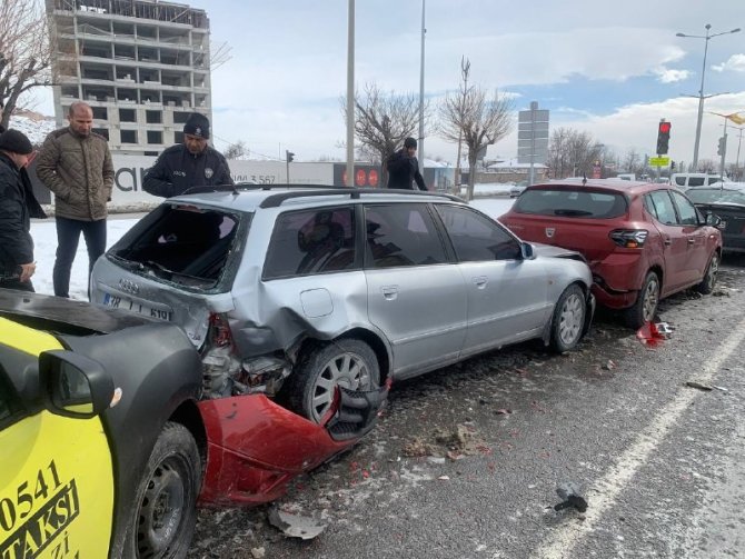 Kayseri’de zincirleme kaza: 2 yaralı
