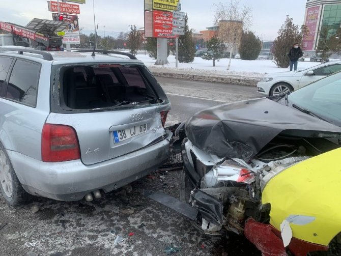 Kayseri’de zincirleme kaza: 2 yaralı