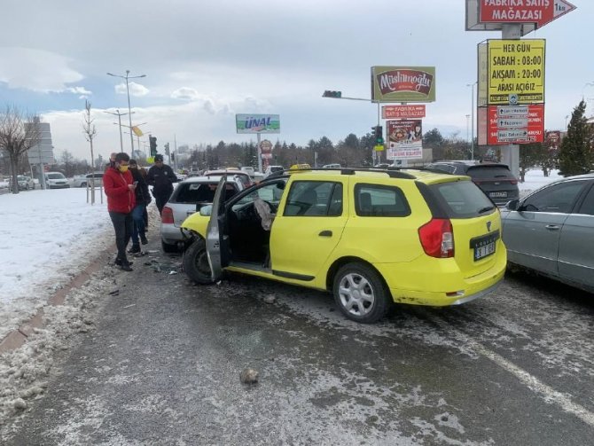 Kayseri’de zincirleme kaza: 2 yaralı