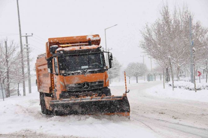 Konya Büyükşehir kar ve buzlanmaya karşı 31 ilçede görev başında