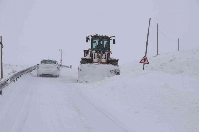 Konya Büyükşehir kar ve buzlanmaya karşı 31 ilçede görev başında
