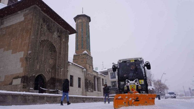 Konya Büyükşehir kar ve buzlanmaya karşı 31 ilçede görev başında