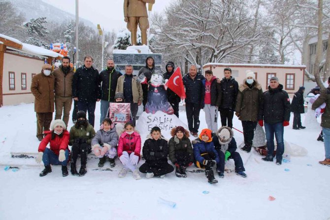 Konya’da çocuklara kartopu oynama ve kardan adam etkinliği