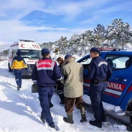 Mahsur kalan hastayı jandarma kurtardı