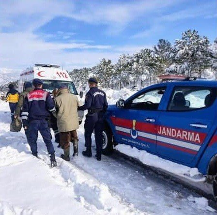 Mahsur kalan hastayı jandarma kurtardı