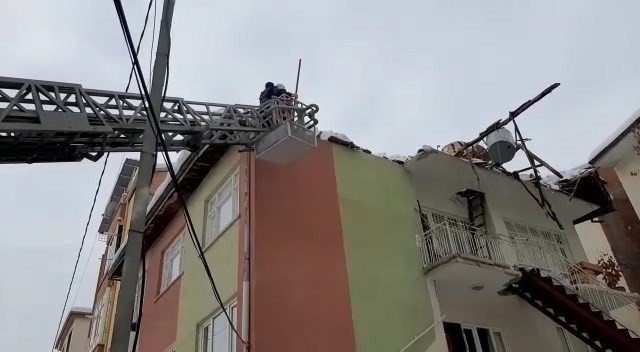 Malatya’da kar kütlesini taşıyamayan iki evin çatısında çökme meydana geldi