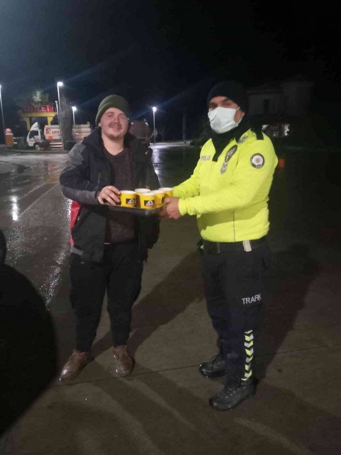 Marmaris’te bölge trafik ekipleri yolda kalan sürücülere çay ikram etti