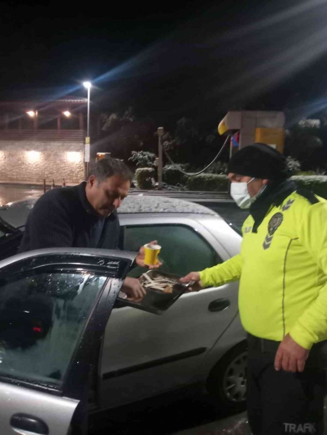 Marmaris’te bölge trafik ekipleri yolda kalan sürücülere çay ikram etti