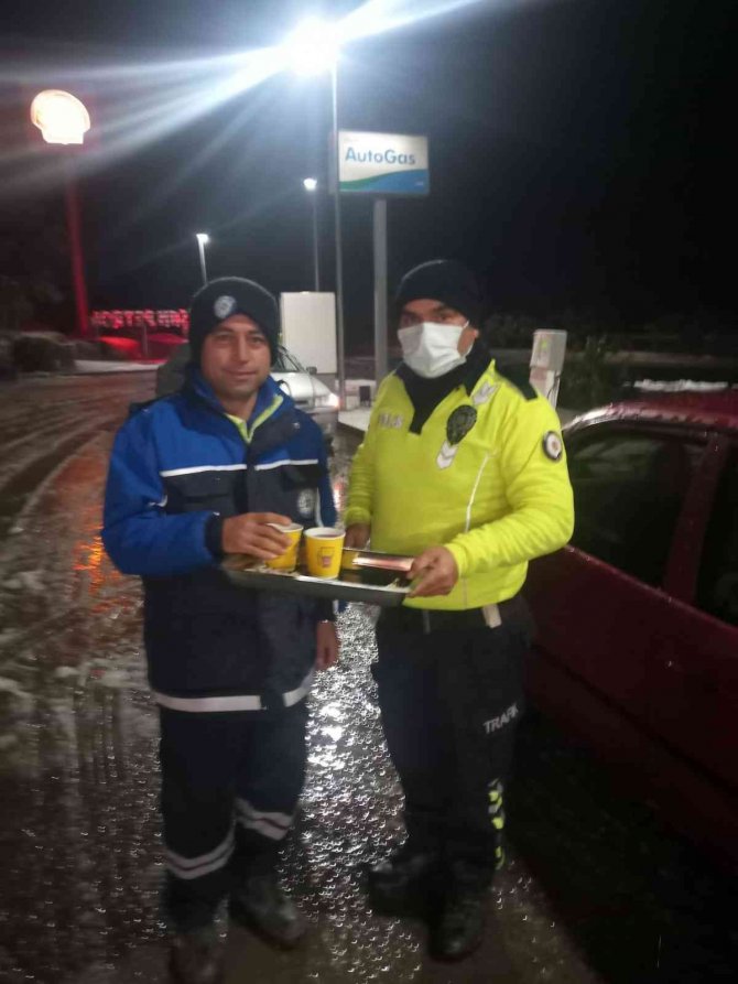 Marmaris’te bölge trafik ekipleri yolda kalan sürücülere çay ikram etti