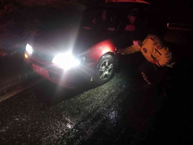 Marmaris’te bölge trafik ekipleri yolda kalan sürücülere çay ikram etti