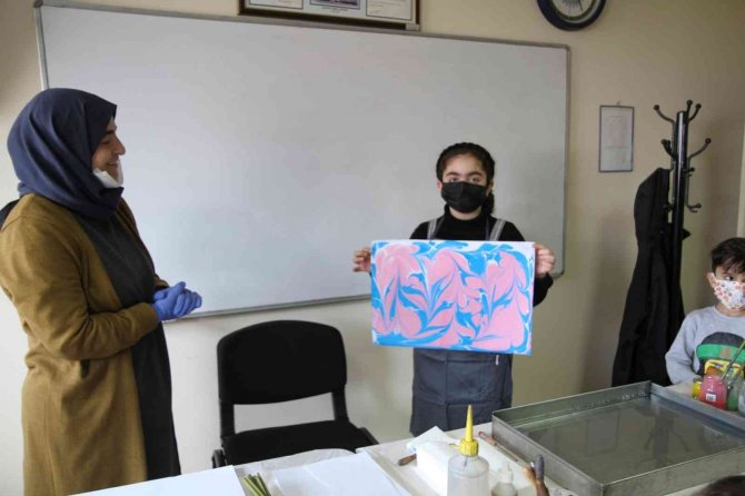 Öğrenciler ebru sanatı ile buluşuyor