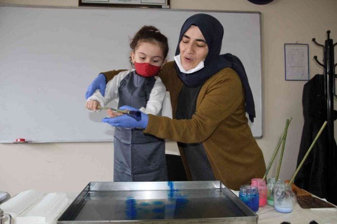 Öğrenciler ebru sanatı ile buluşuyor