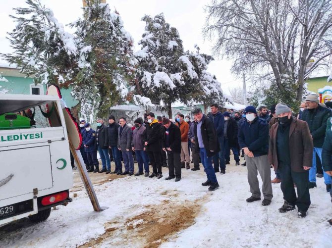 Otobüs kazasında hayatını kaybeden öğretmen Afyonkarahisar’da toprağa verildi