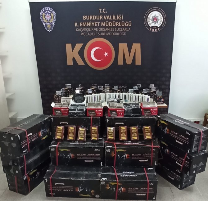 Polis ekipleri durdurdukları araçta onlarca kaçak ürün yakaladı