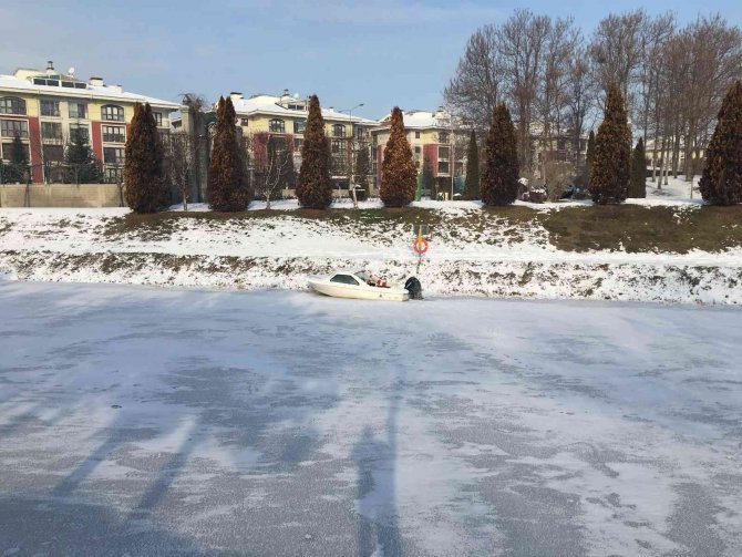 Porsuk Çayı beyaz örtüyle kaplandı