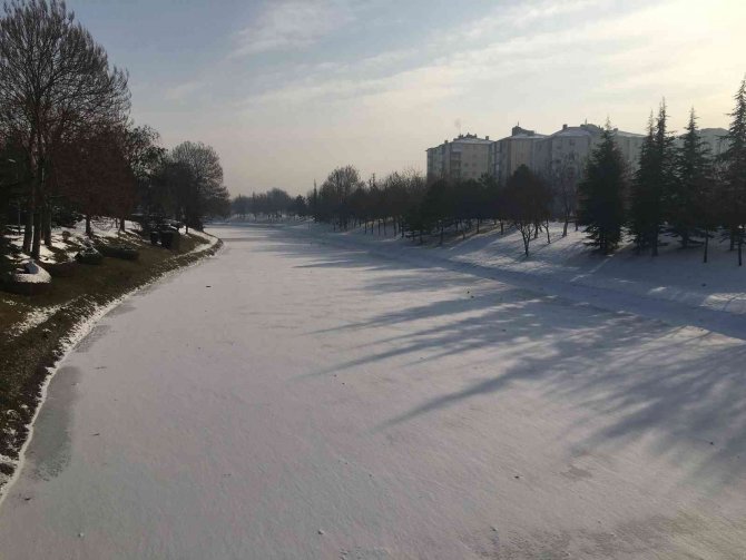 Porsuk Çayı beyaz örtüyle kaplandı
