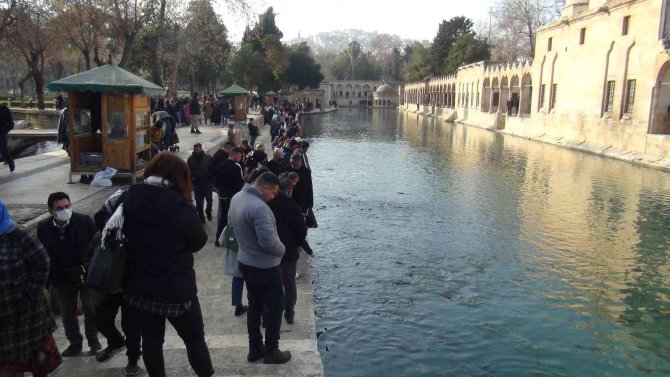 Şanlıurfalılar kardan sonra güneşli havanın tadını çıkardı