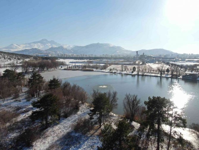 Şeker Gölü’nde ’kış’ güzelliği