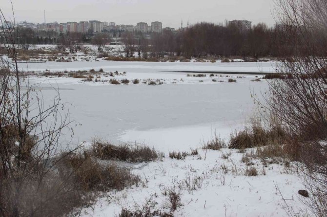Sibirya soğukları göl ve ırmağı dondurdu