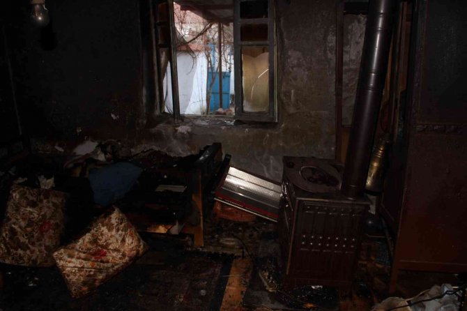 Sigara izmaritinden çıkan yangında bir kişi öldü