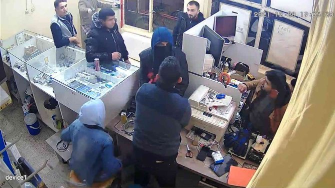 Silahlı soygun girişimi kamerada