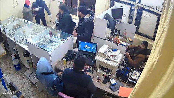 Silahlı soygun girişimi kamerada