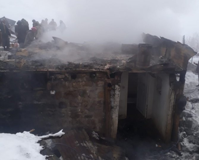 Şırnak’ta ahırda yangın: 65 hayvan telef oldu