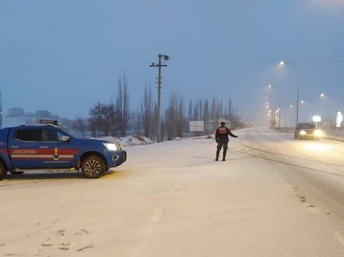 Sürücülerin sıkıntı yaşamamaları için jandarma sürekli devriye gezdi