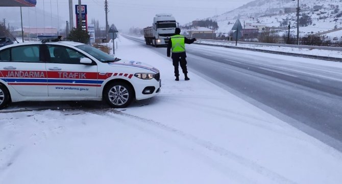 Sürücülerin sıkıntı yaşamamaları için jandarma sürekli devriye gezdi