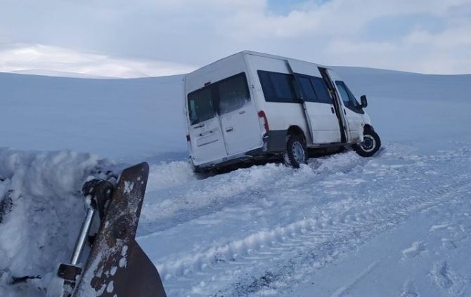 Tipide mahsur kalan araçlar kurtarıldı