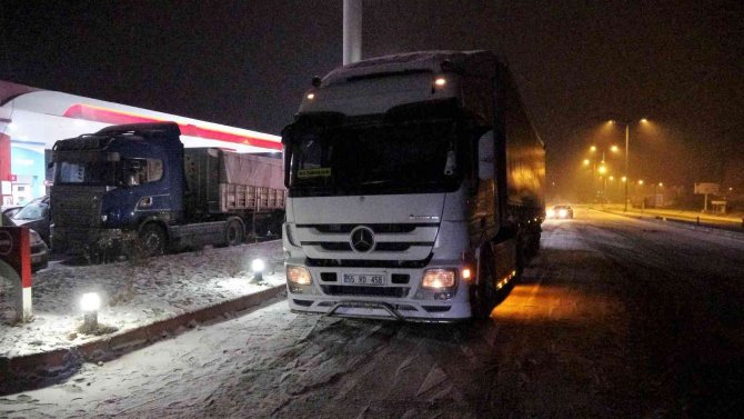 Tokat’ta ulaşıma kar engeli