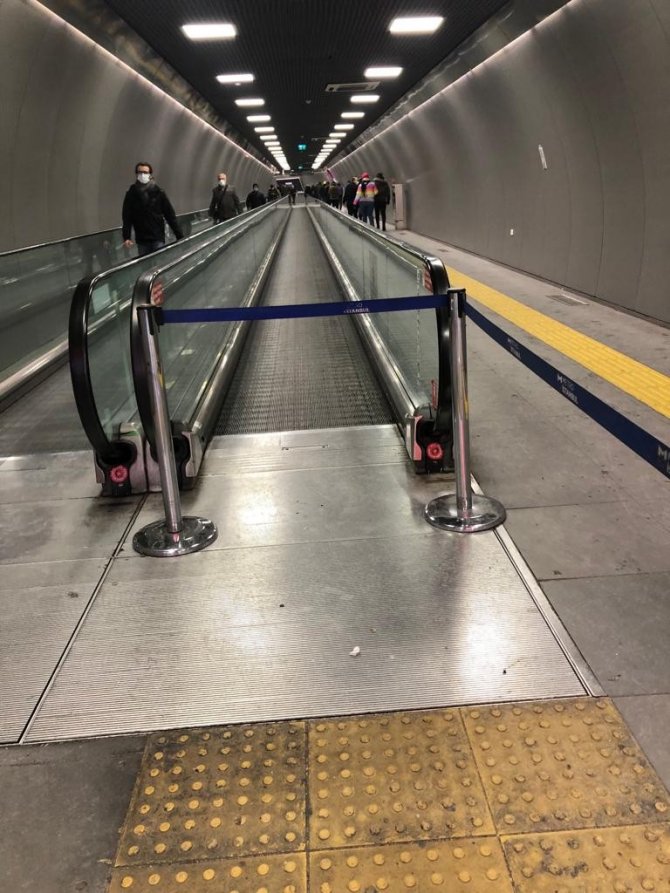 Toplu taşıma duraklarında dışarıda kar, içeride arıza engeli