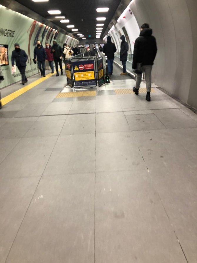 Toplu taşıma duraklarında dışarıda kar, içeride arıza engeli