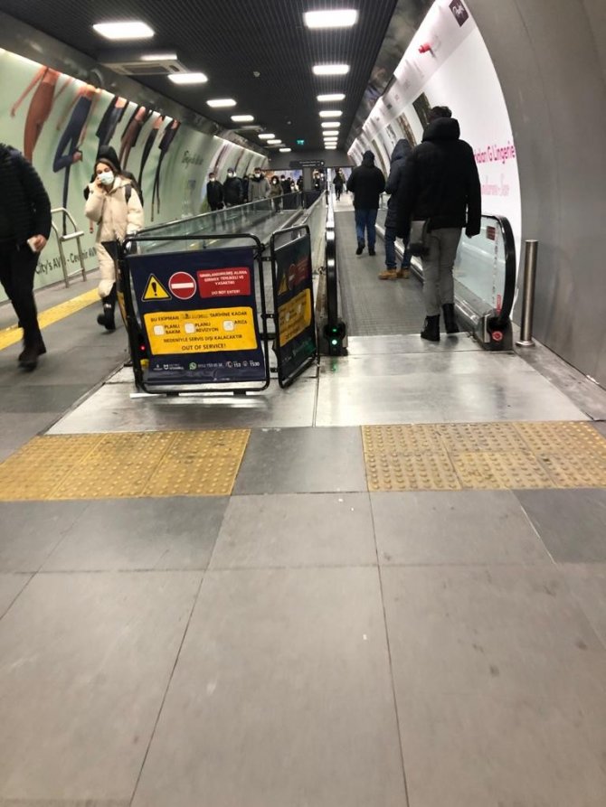 Toplu taşıma duraklarında dışarıda kar, içeride arıza engeli