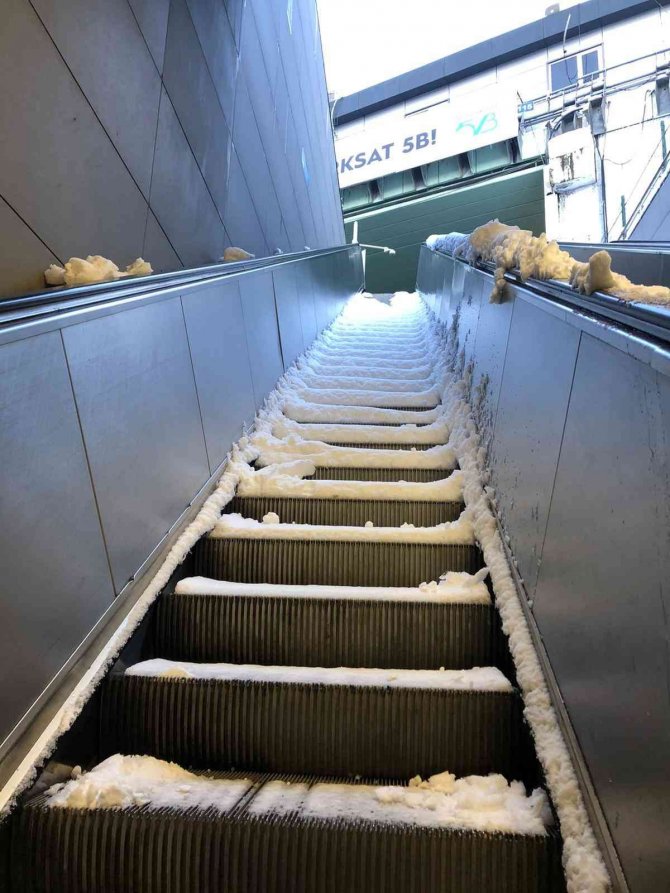 Toplu taşıma duraklarında dışarıda kar, içeride arıza engeli