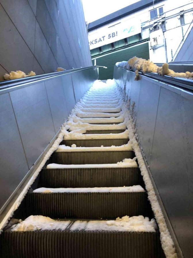 Toplu taşıma duraklarında dışarıda kar, içeride arıza engeli