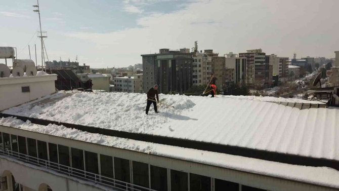 Vatandaşlar çatıda kar temizliyor