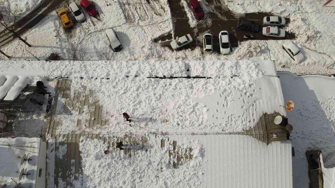 Vatandaşlar çatıda kar temizliyor