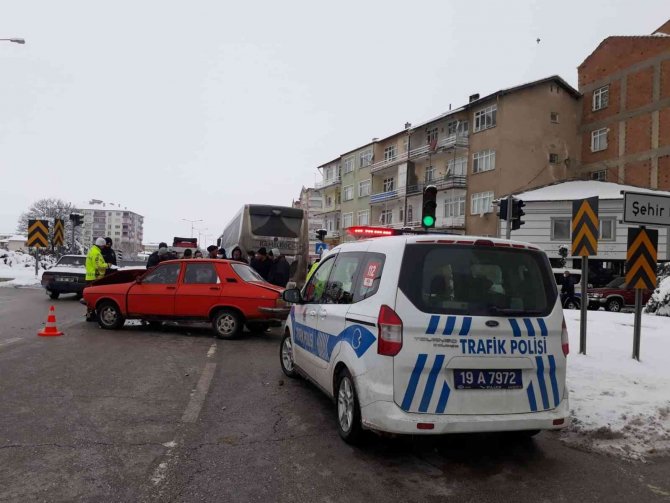 Yolcu otobüsü ile otomobil çarpıştı