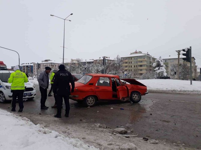 Yolcu otobüsü ile otomobil çarpıştı