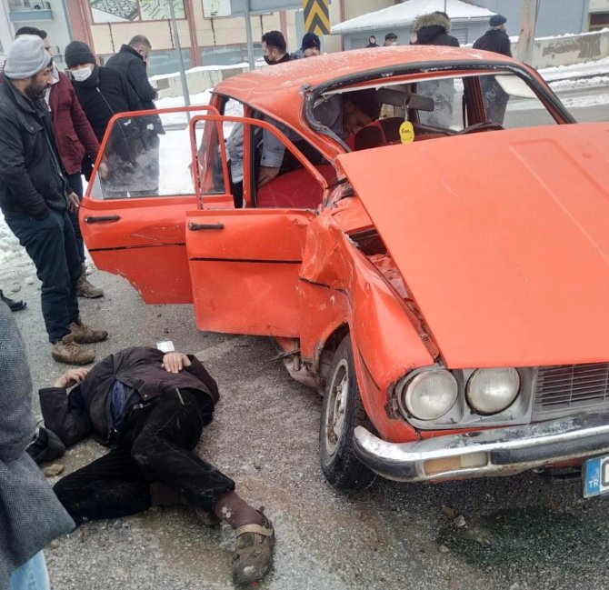 Yolcu otobüsü ile otomobil çarpıştı