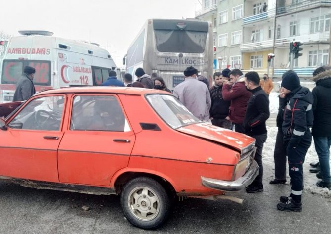 Yolcu otobüsü ile otomobil çarpıştı