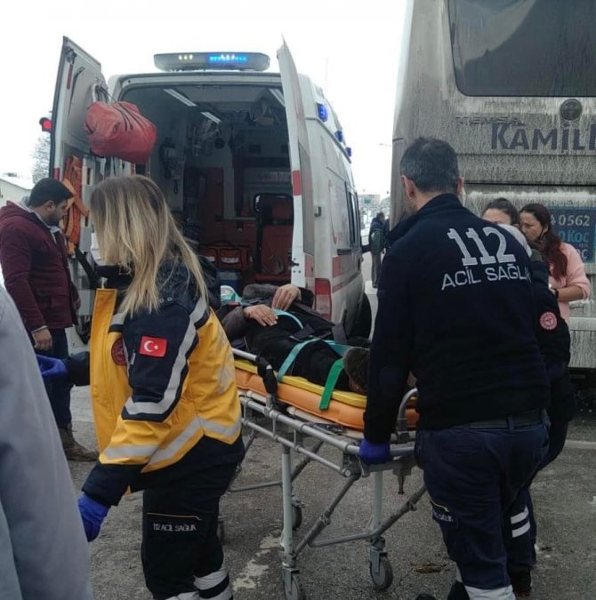 Yolcu otobüsü ile otomobil çarpıştı