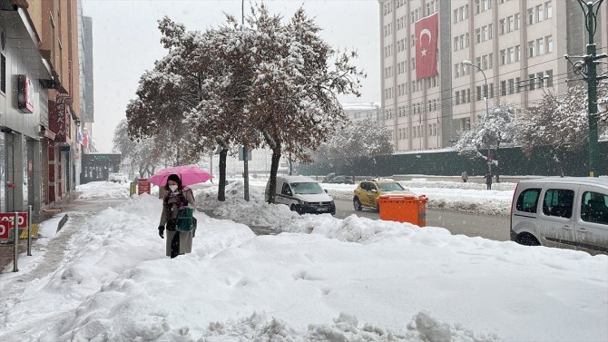 Kardan dolayı çatı çöktü baba ve kızı yaralandı