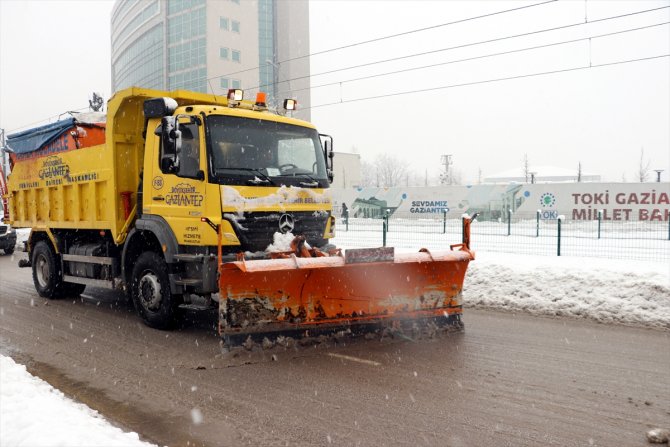 Kardan dolayı çatı çöktü baba ve kızı yaralandı